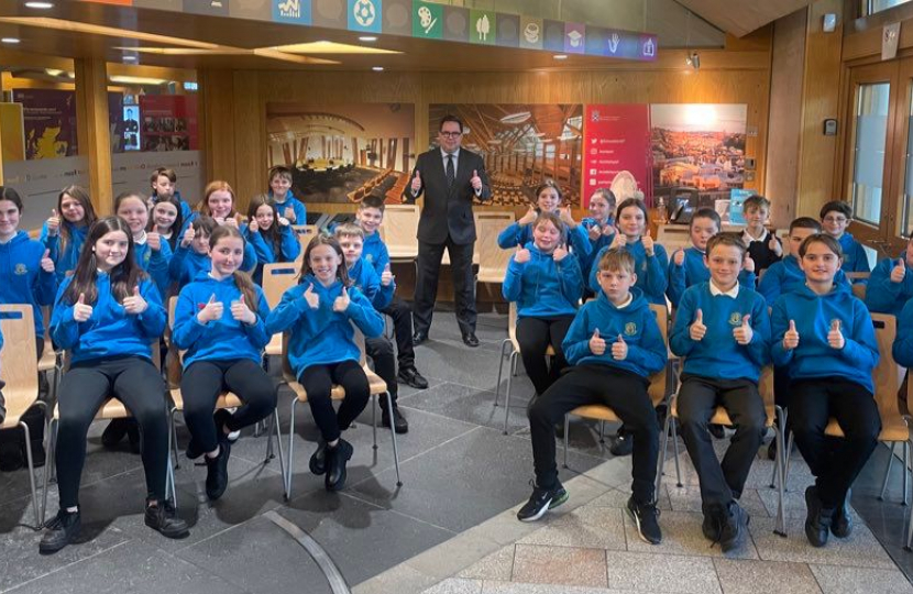 Craig Hoy (centre) with pupils from Cockenzie Primary School