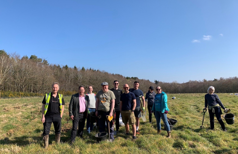 Craig Hoy MSP joined volunteers at Butterdean.