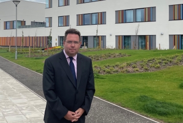 Craig Hoy MSP outside of East Lothian Community Hospital