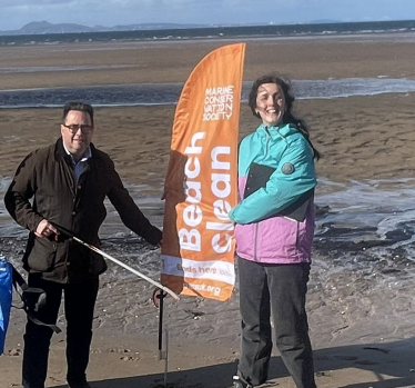 Craig Hoy MSP with Caitlin Godfrey from Marine Society UK at the Longniddry beach clean